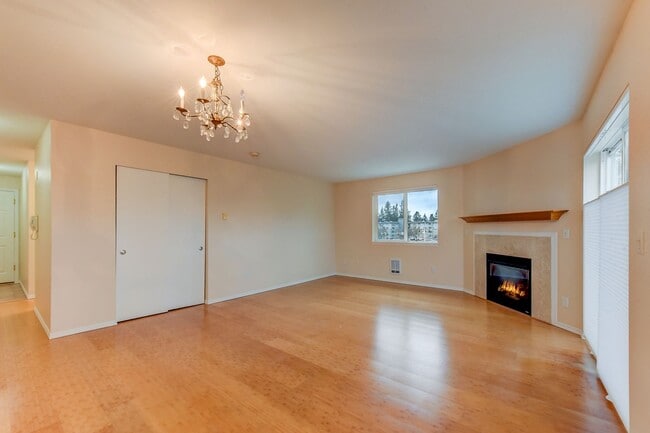 Building Photo - Commute-Friendly, Top-Floor, Totally Comfortable