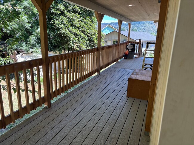 Building Photo - 4+ bdrm Country Home