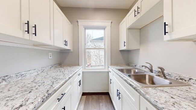 Building Photo - Lorain/W.73 neighborhood, updated 3 bed/1 bath single family house.