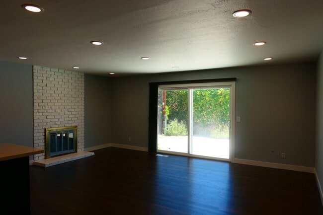 Building Photo - 4 bedroom 2 bath! Forced air, hardwood flo...