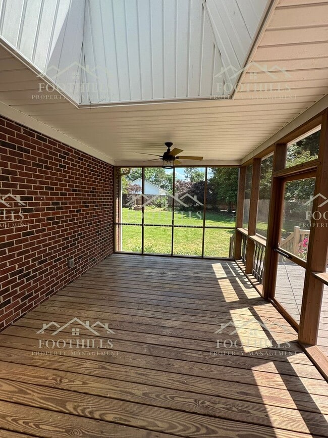 Building Photo - Stylish and Spacious 4-Bed Home with Scree...