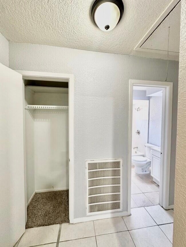 Building Photo - 16110 White Star Dr