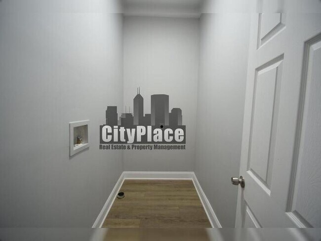 Building Photo - 2224 N Kenwood Ave