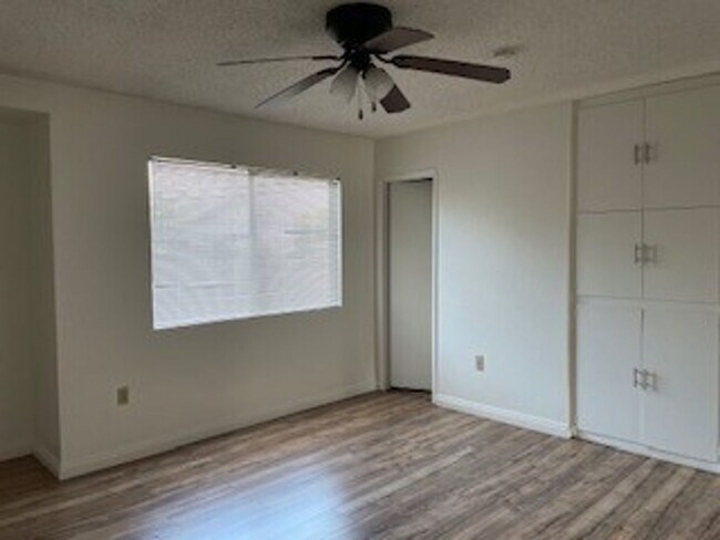 Building Photo - SPECIAL 2 WEEKS OFF! 2 BED 1.5 BATH TOWN S...