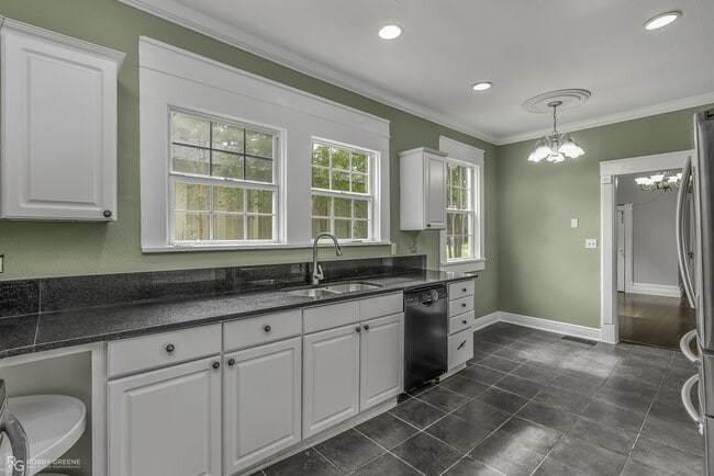 Building Photo - 409 Forest