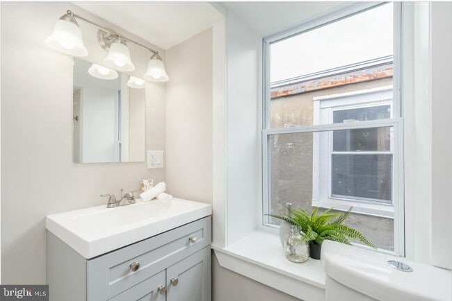 Building Photo - 2825 W Girard Ave