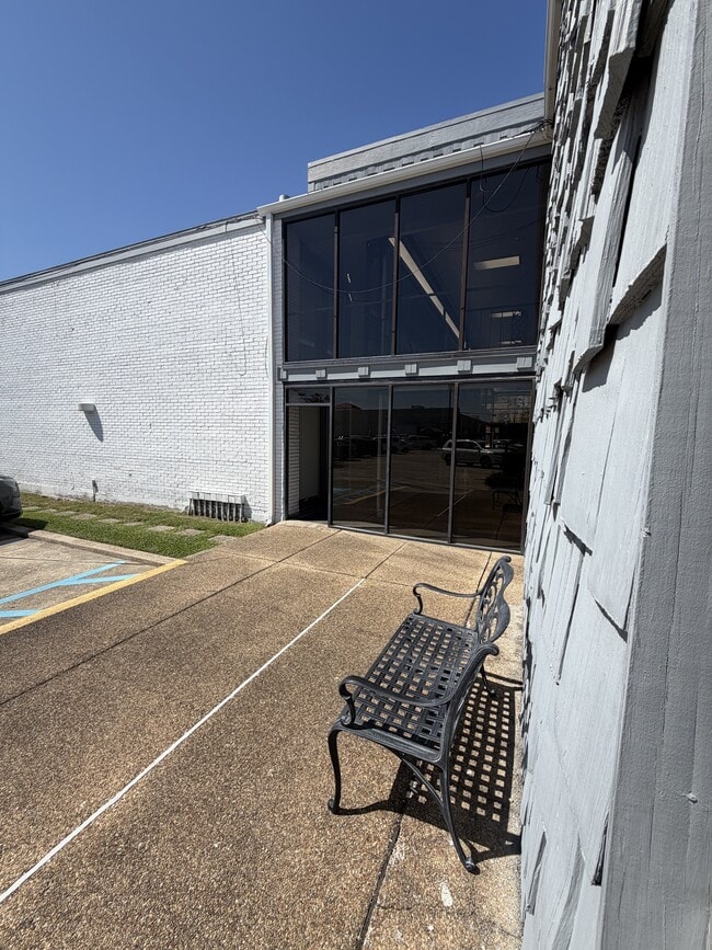 Building Photo - 2955 Ridgelake Dr