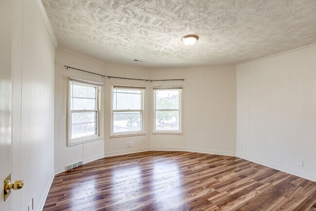 Building Photo - Blackstone Duplex