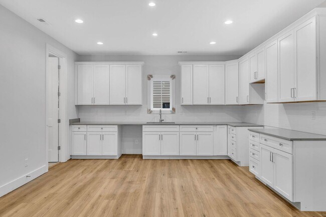 Building Photo - 425A Veritas St.