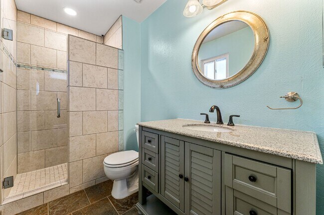 Building Photo - Beautiful 3 Bed, 2 Bath Home in Aurora with Backyard and Deck!