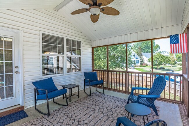 Building Photo - Gorgeous 4 Bedroom Home with Spacious Layo...
