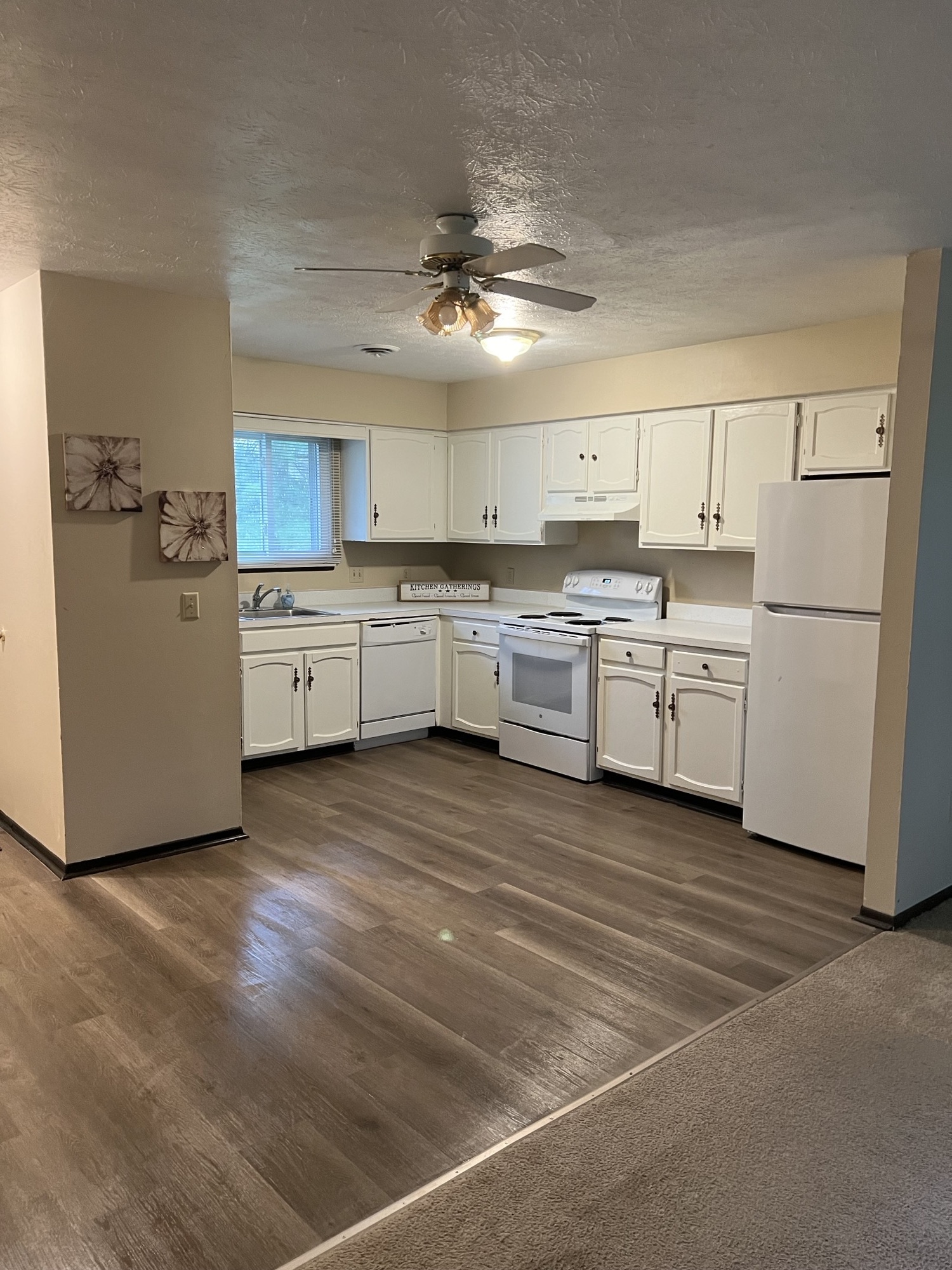 Plenty of cabinets - 3976 Granger Rd