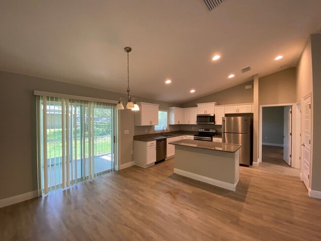Building Photo - Custom Home - Desirable SE Ocala Neighborhood 3/2/2 **Won't Last**