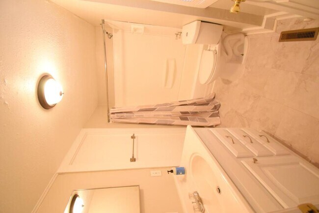 Building Photo - 337 Fox St SW