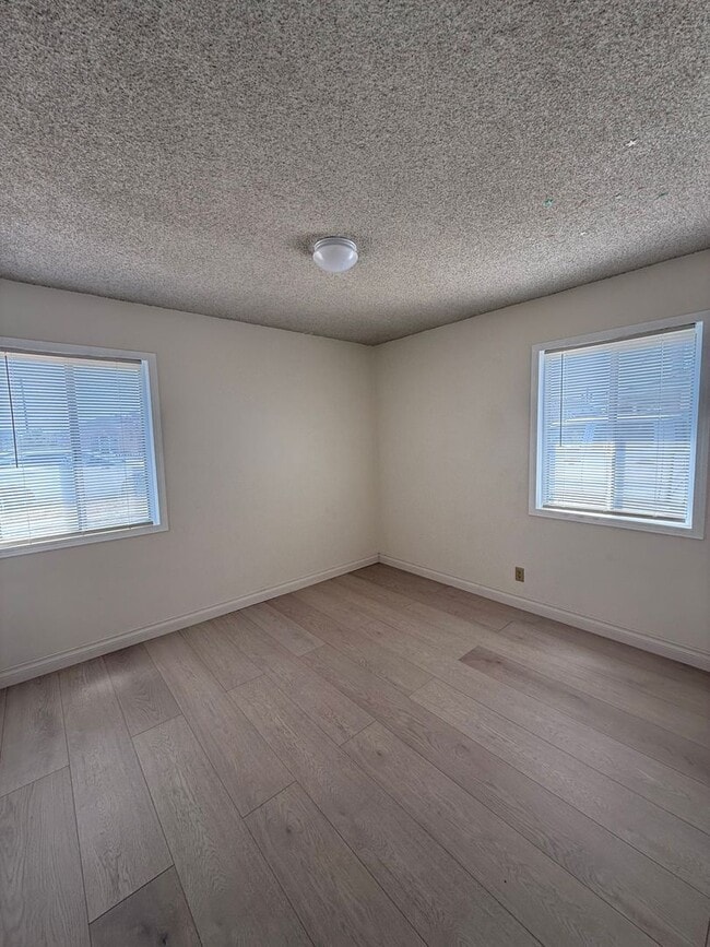 Building Photo - AWESOME 3 BEDROOM 1 BATH HOME