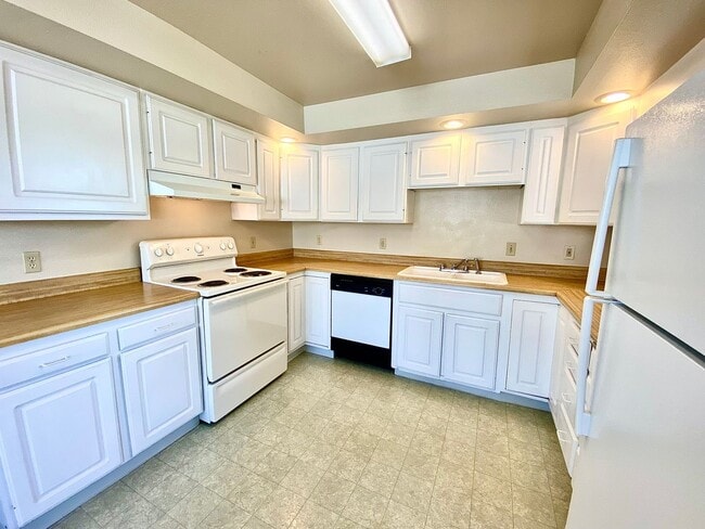 Building Photo - 2 Bedroom 1 Bath Units