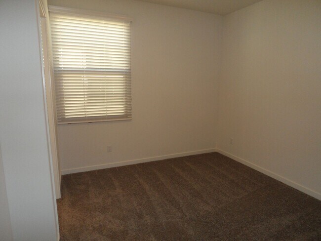 Building Photo - 4BR 3BA two-story condo with 2 Car Attached Garage