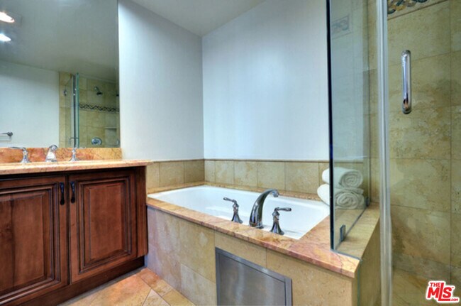 Building Photo - 1530 Centinela Ave