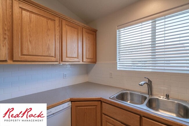 Building Photo - Spacious 3-Bed, 2-Bath Ivins Townhome – Do...