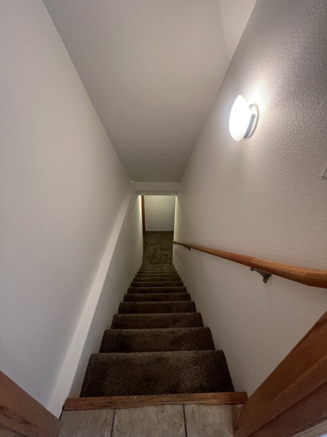 Building Photo - 4281 Estate Dr S