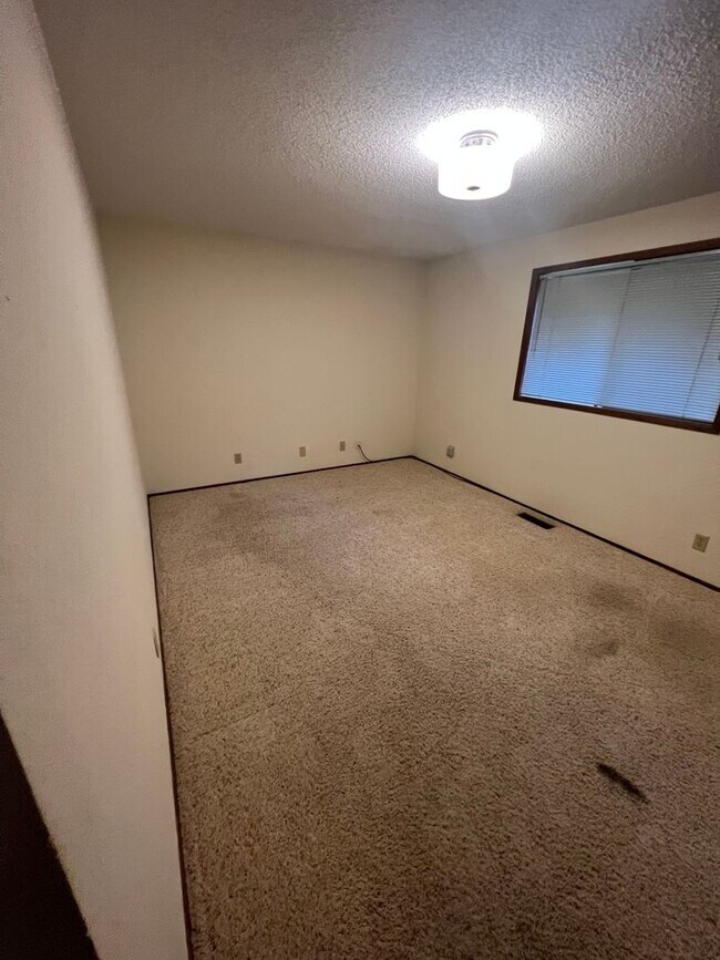 Building Photo - 250 NW Sunrise Dr