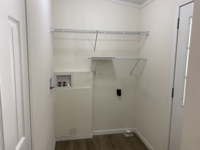 Building Photo - 280 Queen Mary Loop