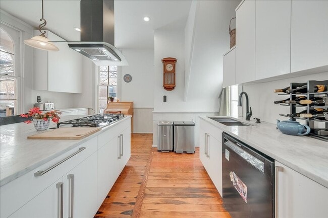 Building Photo - Historic, Character-Rich House - 3 Bed, 3 Bath (2 Full, 2 Half)