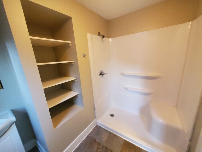 Building Photo - 2 Bedroom, 1 Bathroom home with front porch and fenced yard!