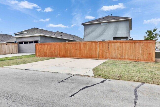 Building Photo - 3 Bedroom Home on Corner Lot - One Month FREE