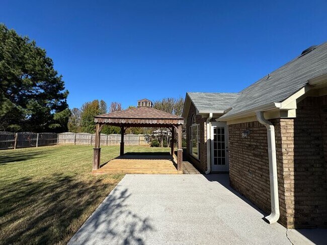 Building Photo - Prime Location and Fenced Yard