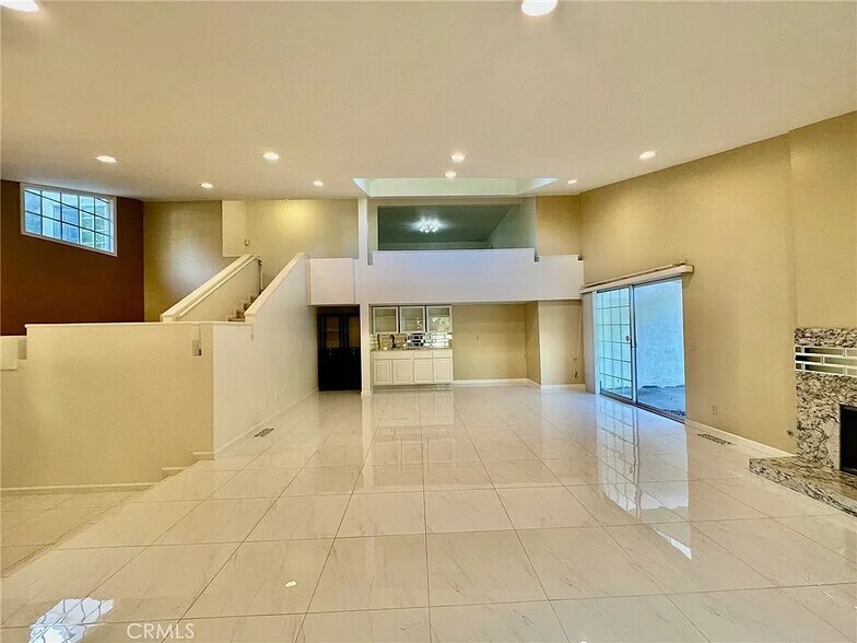 Building Photo - 2255 E Chevy Chase Dr