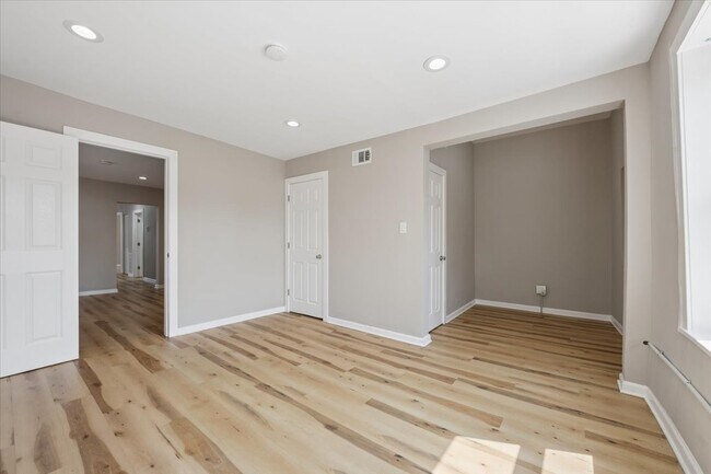 Building Photo - 545 N Drake Ave