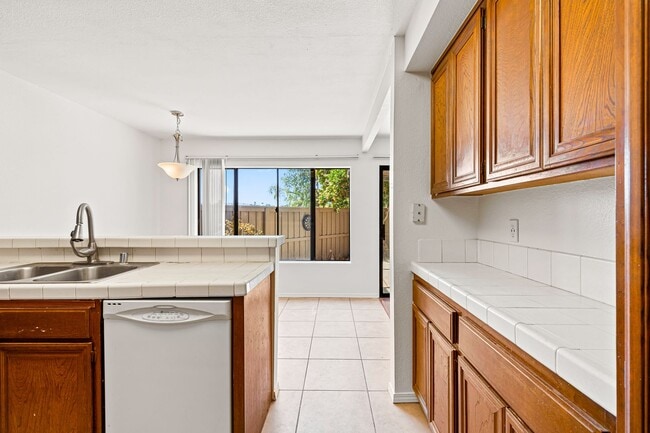 Building Photo - Spacious & Central 3BR/2.5 BA Town Home