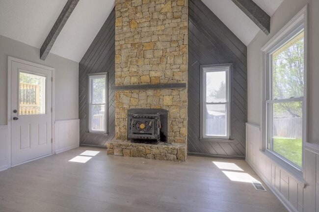 Building Photo - 1008 NW Roanoke Dr