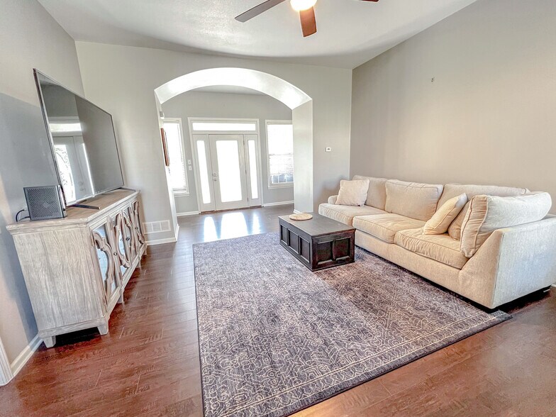 Living room - 4001 W Baywood Dr