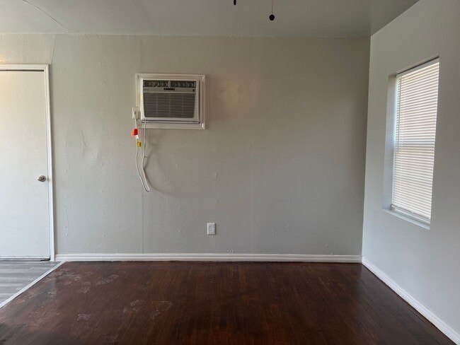 Building Photo - Charming 2 Bedroom