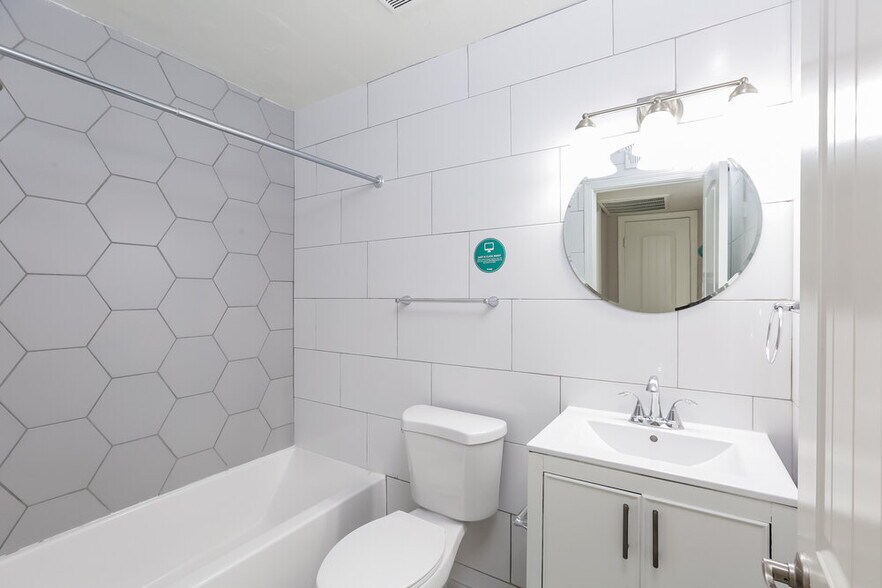 Building Photo - 8402 S 15th Way