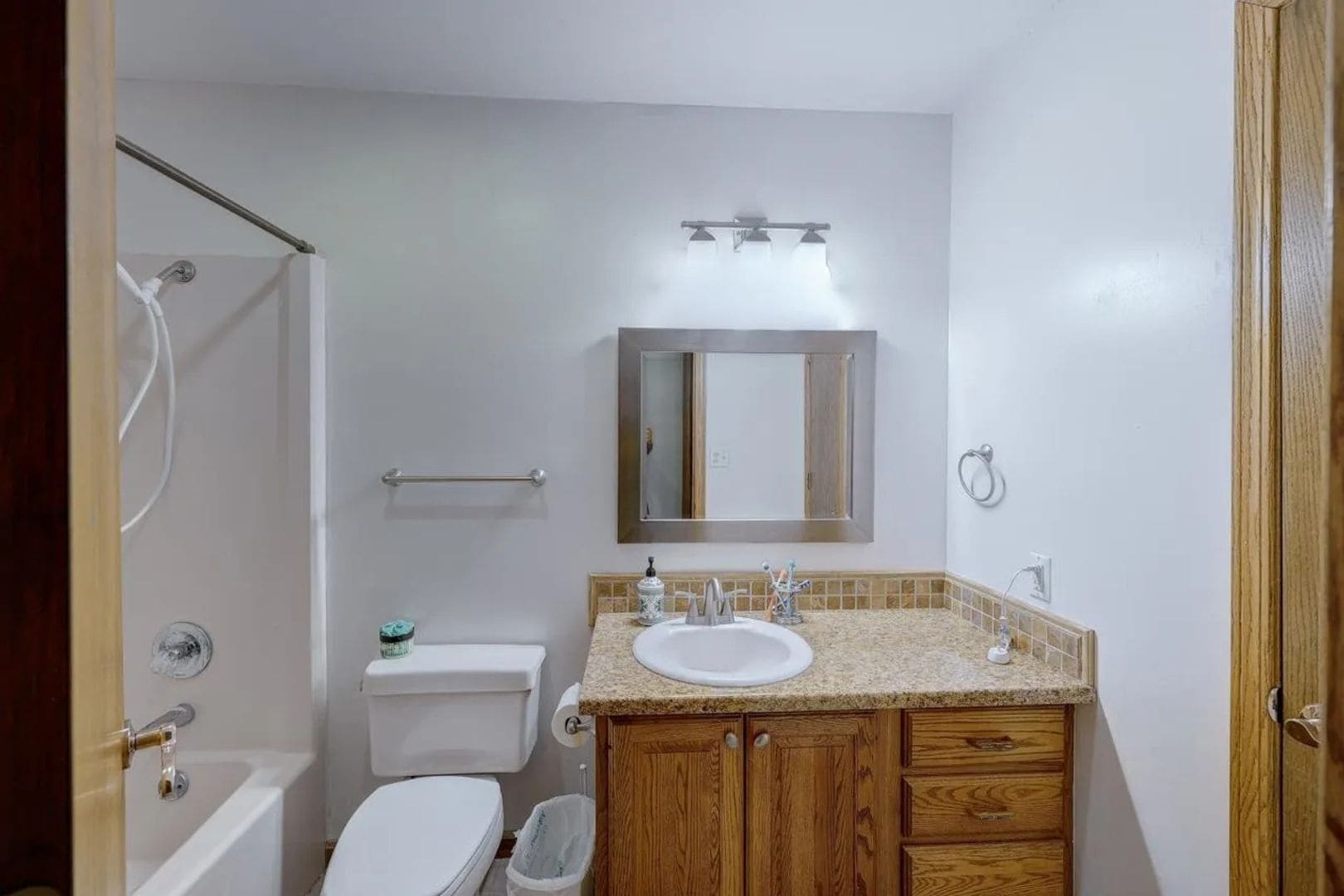 Building Photo - 3408 Lake Shore Dr