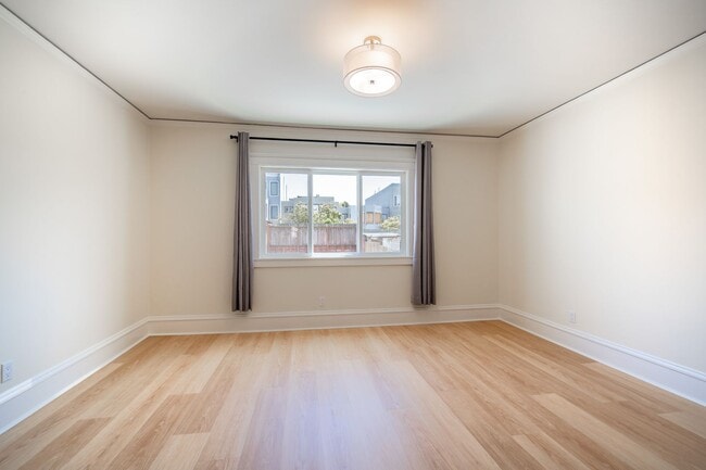 Building Photo - TOTAL REMODEL HUGE 3BR/3BA 1700sf w Garage...