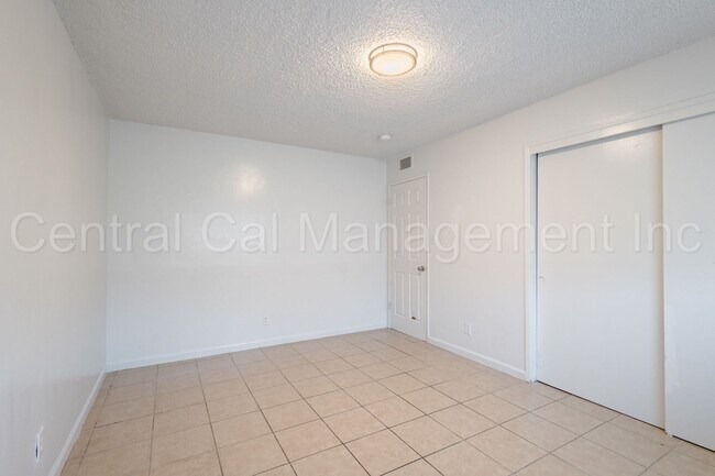 Building Photo - 2 Bedroom/1 Bath Apartment  - $995 Per Month!