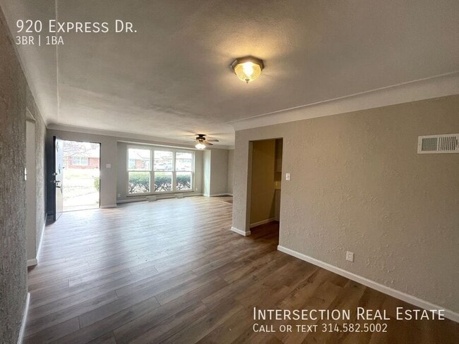 Building Photo - 920 Express Dr