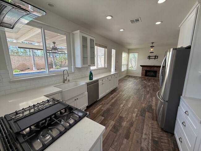 Building Photo - 635 Aliento Way