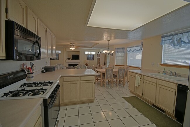 Building Photo - 4BD/3BA Available for Move In! Northeast H...