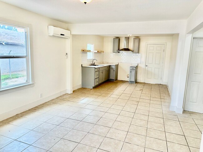 Building Photo - Newly Updated 2/1 in Madera