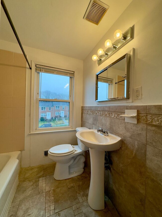 Building Photo - Spacious 3Bed/1.5Bath in Woodlawn