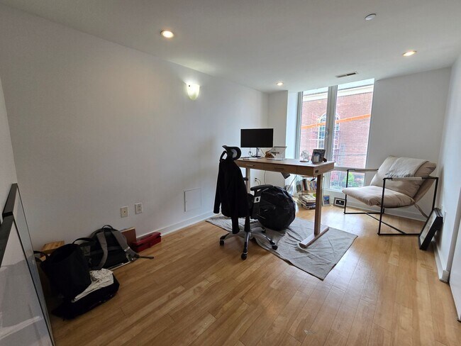 Building Photo - HUGE Stunning Bright 3 bed 2.5 bath loft i...