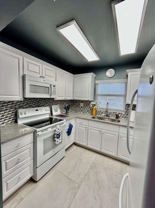 Building Photo - 5289 Lakefront Blvd