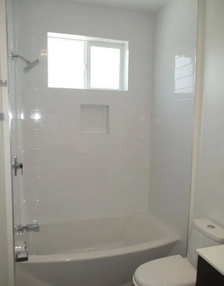 Building Photo - 1211 N Mariposa Ave