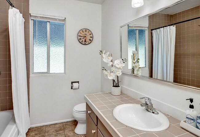 Building Photo - Downtown Bellevue 2 Bedroom 1.5 Bath 2 story Condo