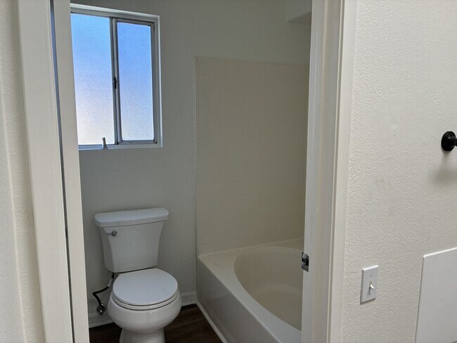 Building Photo - Newly Updated 4-bedroom, 3-bathroom home located in a great area of San Bernardino